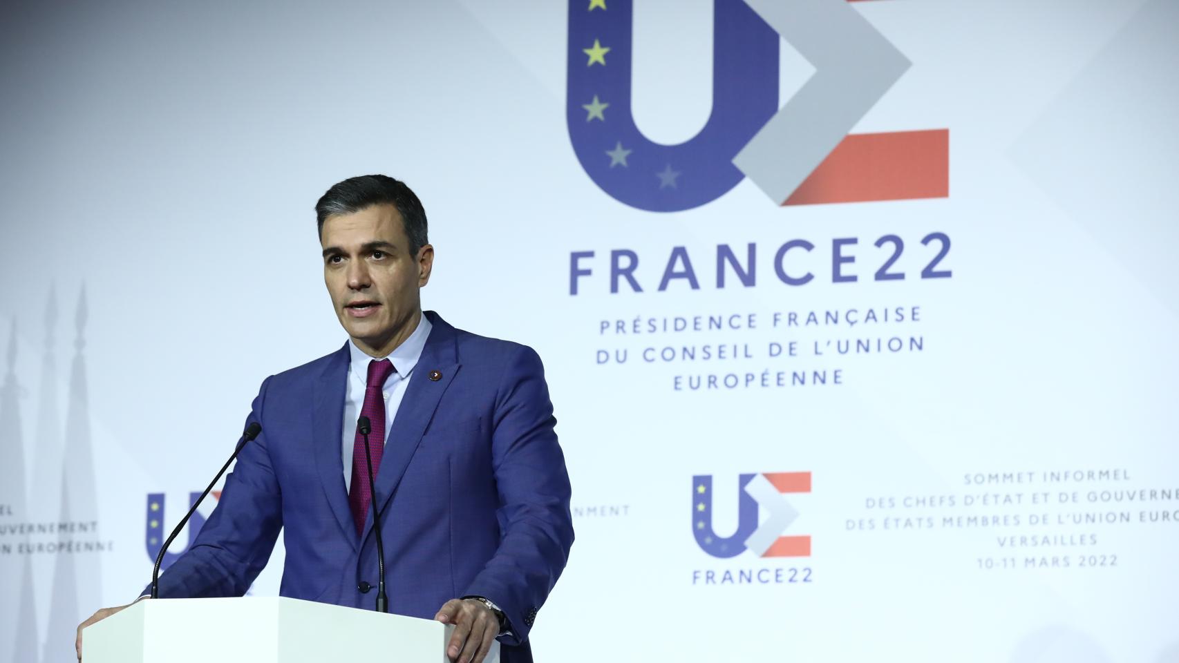 El presidente del Gobierno, Pedro Sánchez, durante su rueda de prensa de este viernes en Versalles