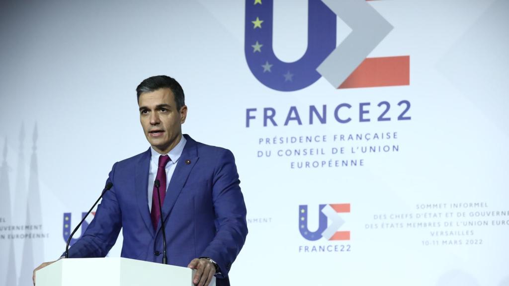 El presidente del Gobierno, Pedro Sánchez, durante su rueda de prensa de este viernes en Versalles