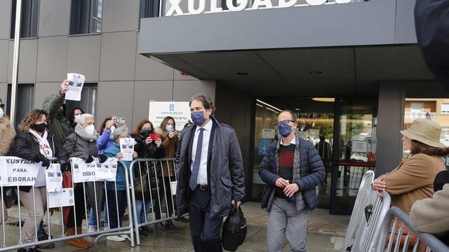 El único investigado por la desaparición y muerte de Déborah Fernández-Cervera, Pablo P.S-L. (derecha), a su salida tras comparecer en el juzgado de Tui.