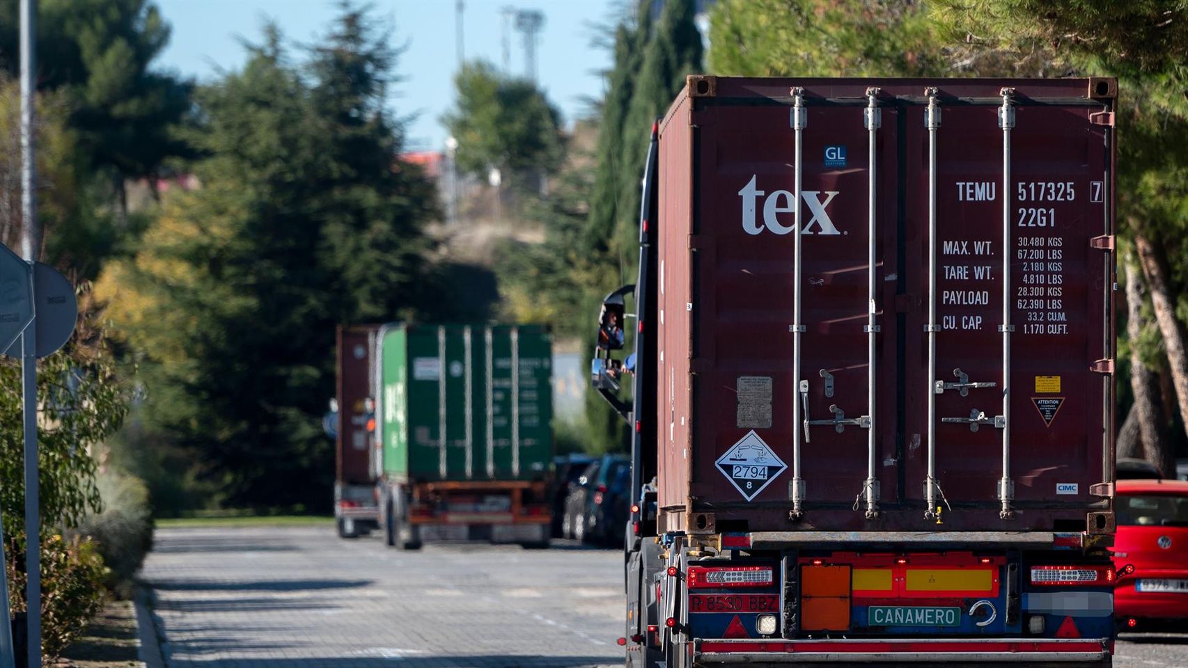 Varios camiones circulan por una carretera en una imagen de archivo