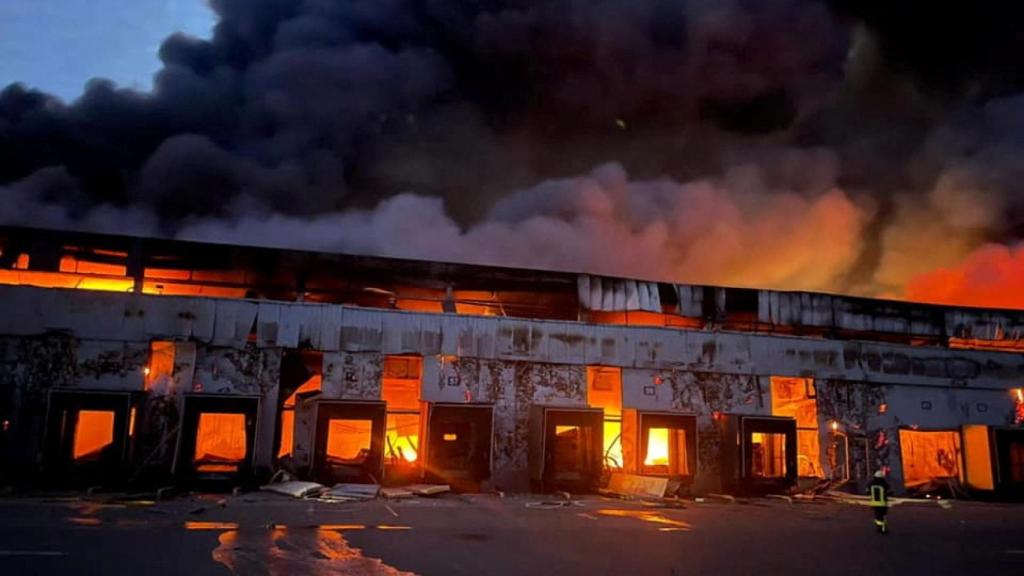 Un almacén de productos congelados arde después de un bombardeo en Kvitneve, en la región de Kiev, Ucrania.