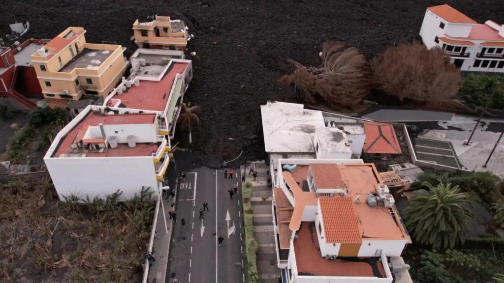 La lava sobre uno de los barrios afectados de La Palma.