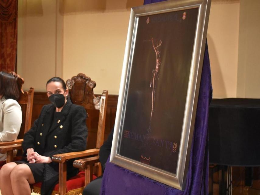 La alcaldesa de Ciudad Real junto al cartel de Semana Santa 2022.