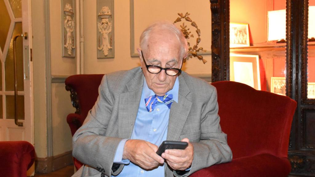 'Chencho' Arias comprueba su teléfono antes de comenzar la entrevista