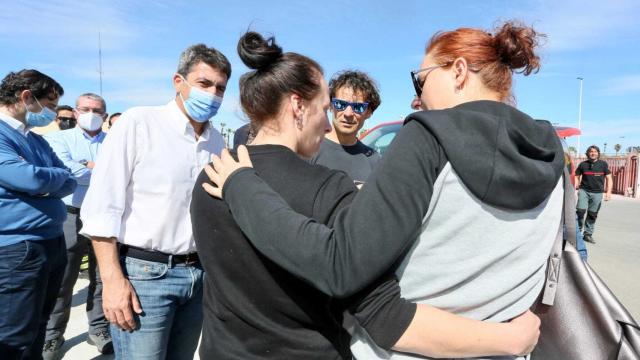 El presidente de la Diputación, Carlos Mazón, ha recibido a los refugiados en Torrevieja.