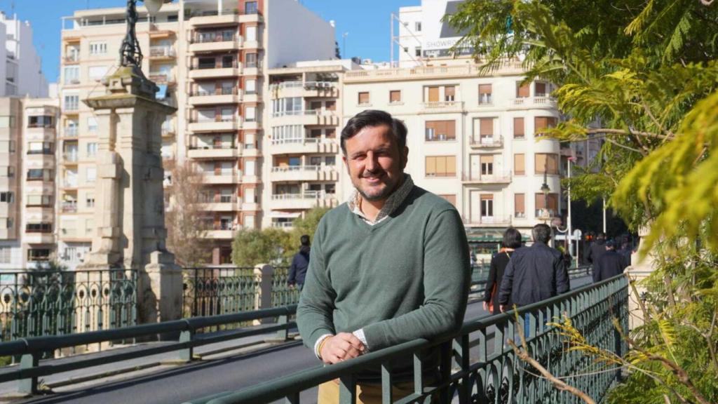 Ruz, posando en el puente que desemboca en el Ayuntamiento de Elche, este pasado jueves.