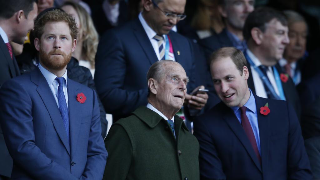 El príncipe Harry junto a su abuelo, el duque de Edimburgo, y su hermano, Guillermo, en una imagen de archivo.