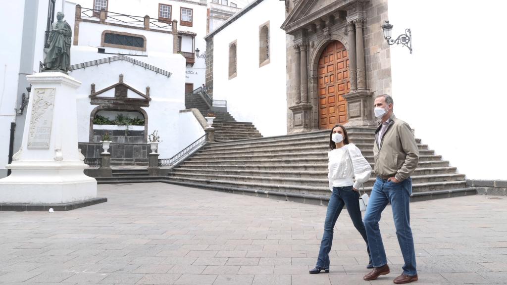 Antes del acto, Letizia y Felipe VI dieron un paseo por la ciudad.