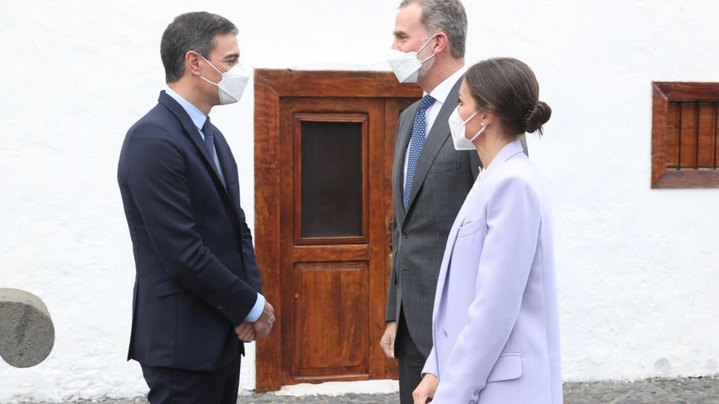 Letizia ha recuperado su traje de chaqueta en color lila, firmado por Bleis.