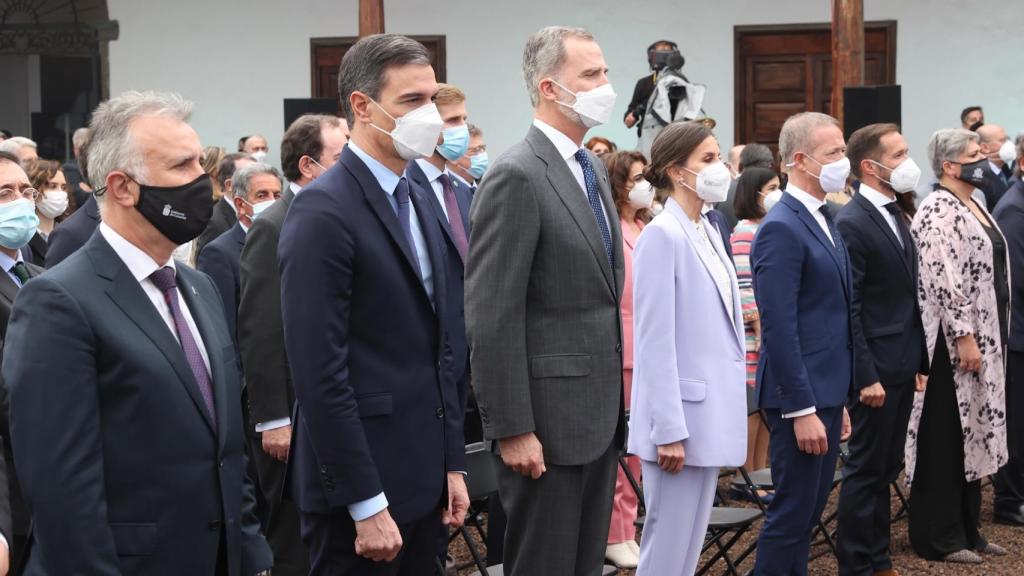 Letizia ha rendido homenaje a la isla con un top des estreno y sus pendientes sostenibles.