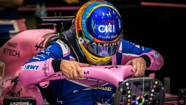 Fernando Alonso montándose en su A522 en Bahréin