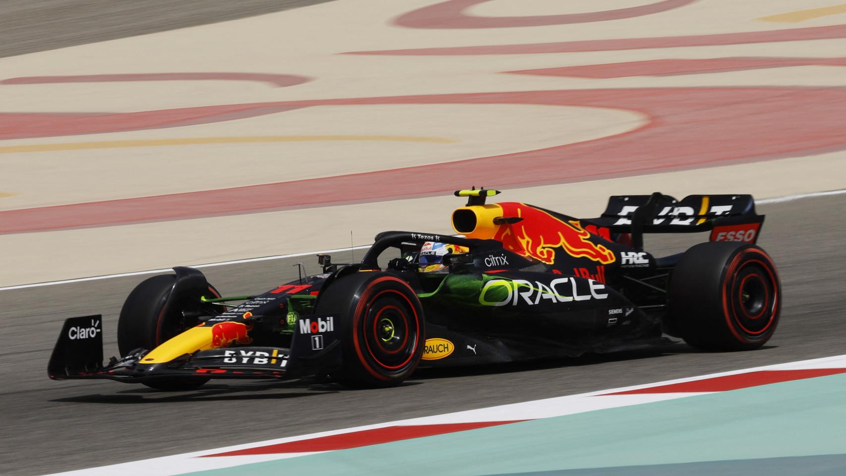 'Checo' Pérez, al volante de su Red Bull en Baréin