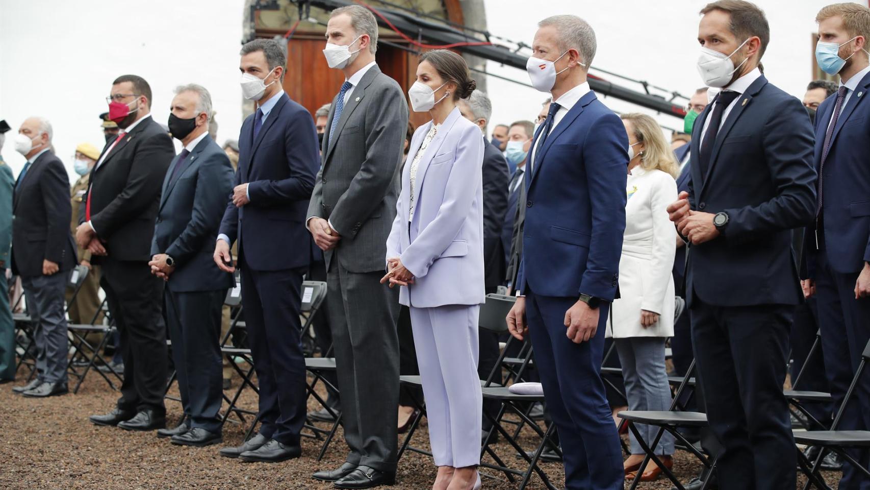 Felipe VI , la Reina Letizia, el presidente Pedro Sánchez y el resto de autoridades presentes en el homenaje al pueblo de La Palma.