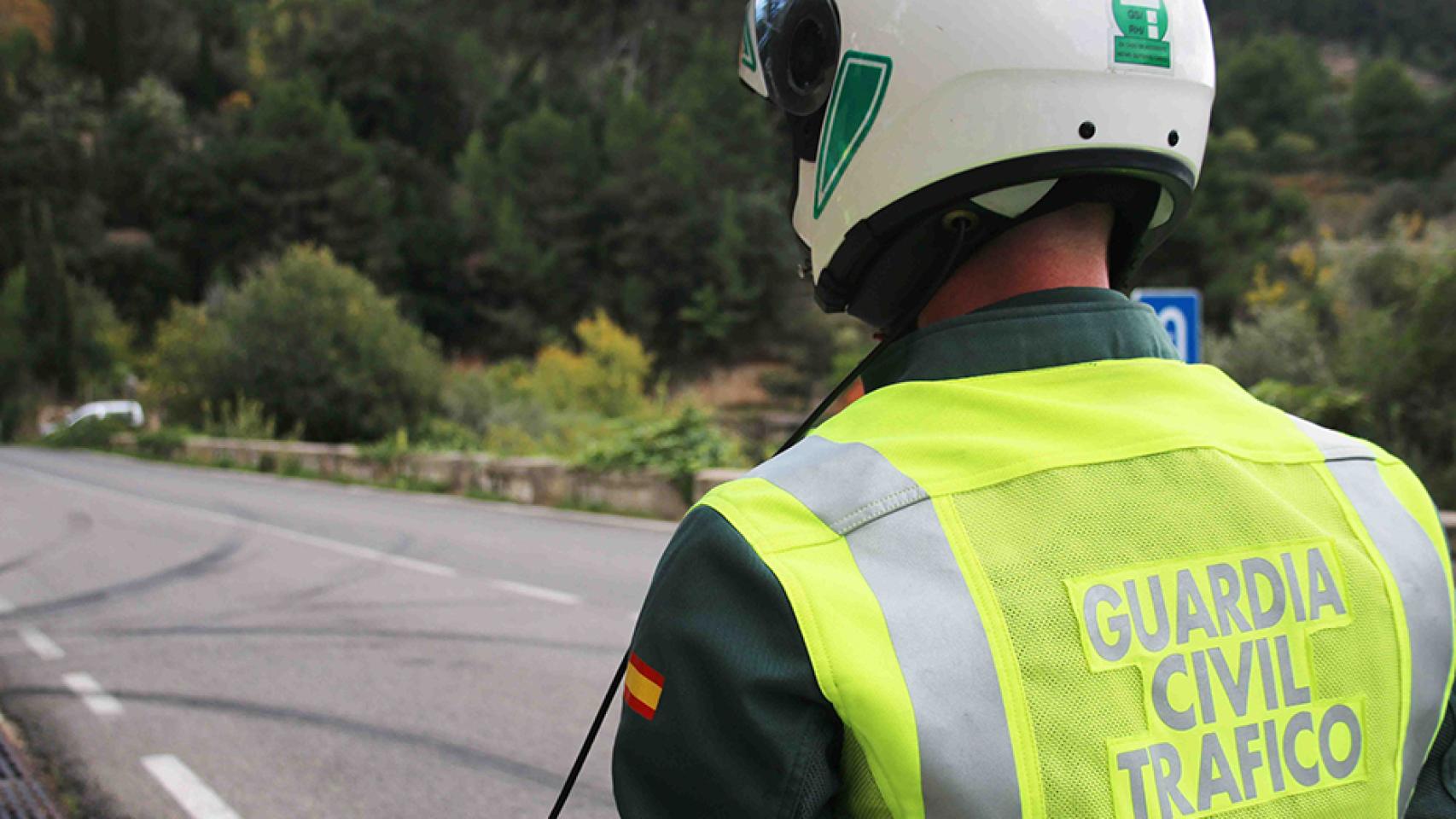 Un agente de la Guardia Civil de tráfico.