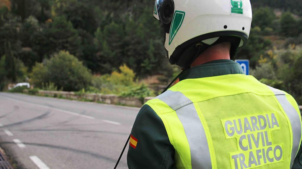 Un agente de la Guardia Civil de tráfico.