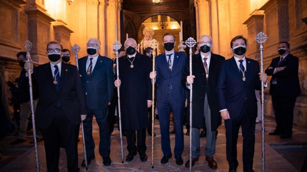 Los expresidentes y presidente de la Agrupación de Cofradías acompañando a la Reina de los Cielos.