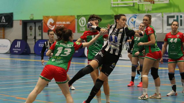 Paula García intenta tirar a puerta ante el Sant Quirze.