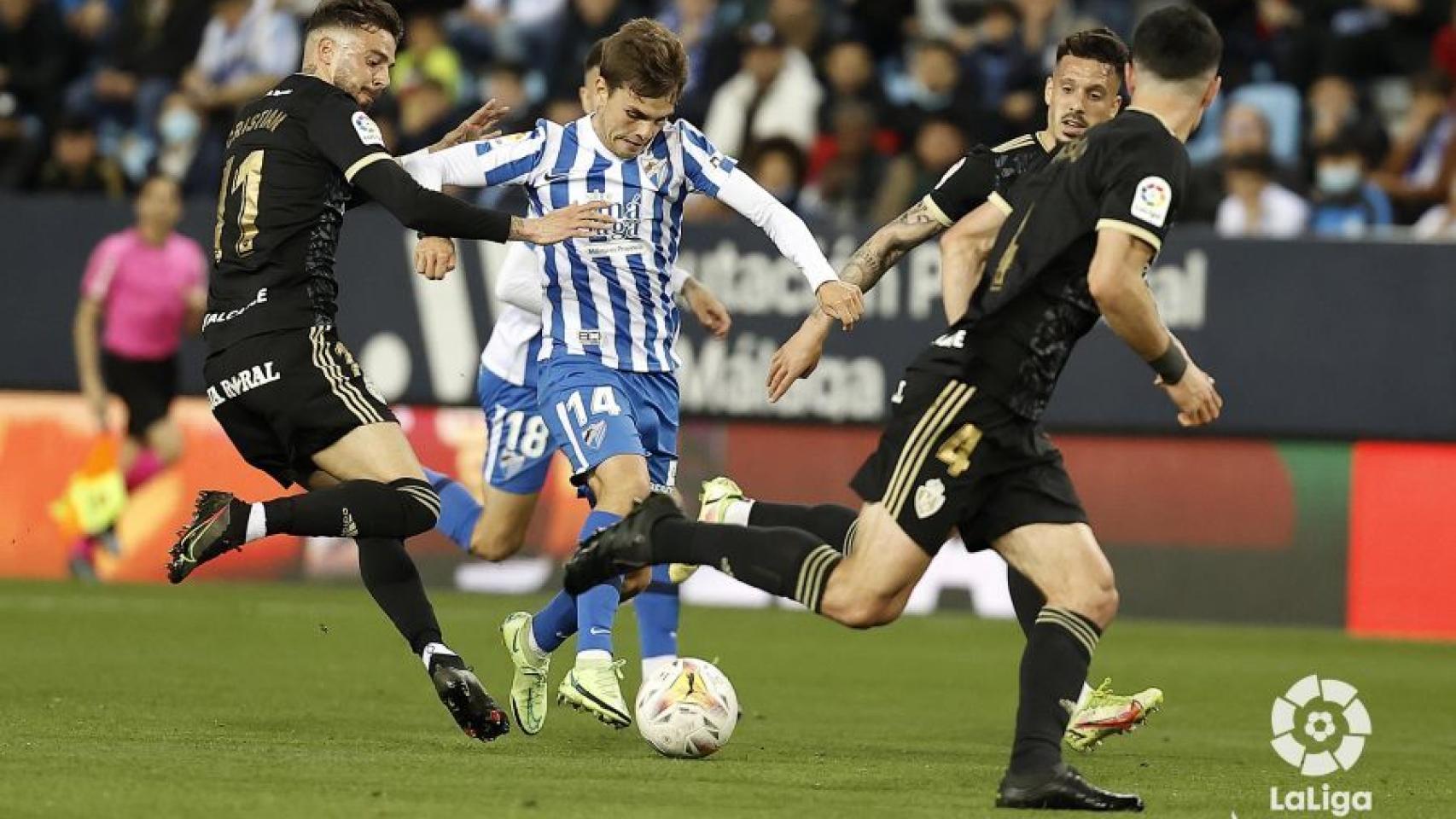Aleix Febas, ante varios rivales de la Ponferradina.