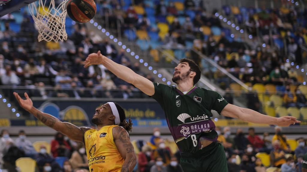 Albicy y  Brizuela en un lance del Gran Canaria - Unicaja.