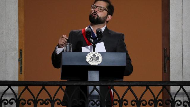 El presidente de Chile, Gabriel Boric, se dirige a sus seguidores en el Palacio de La Moneda en Santiago.