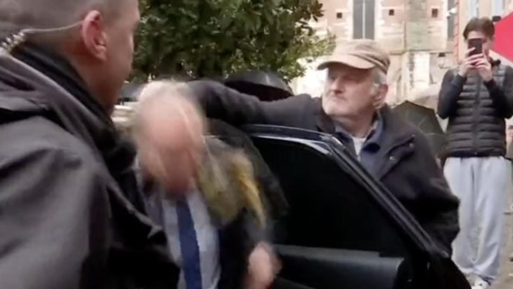 Un hombre de 70 años rompe un huevo sobre la cabeza de Eric Zemmour este sábado.
