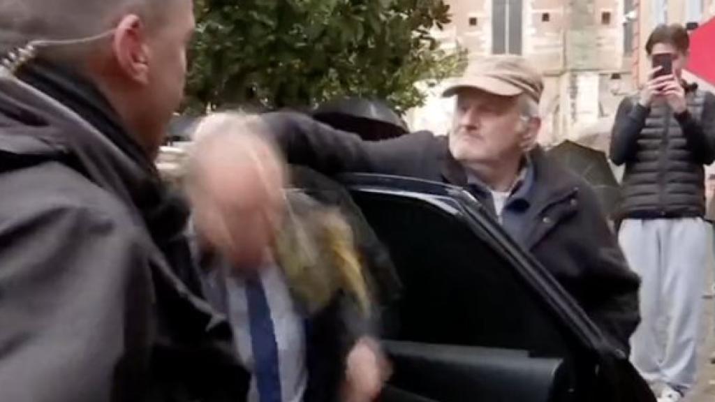 Un hombre de 70 años rompe un huevo sobre la cabeza de Eric Zemmour este sábado.