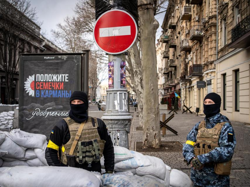 Dmitry y Eduard eran cadetes hasta hace dos semanas, pero la guerra les ha convertido en defensores de Odesa.