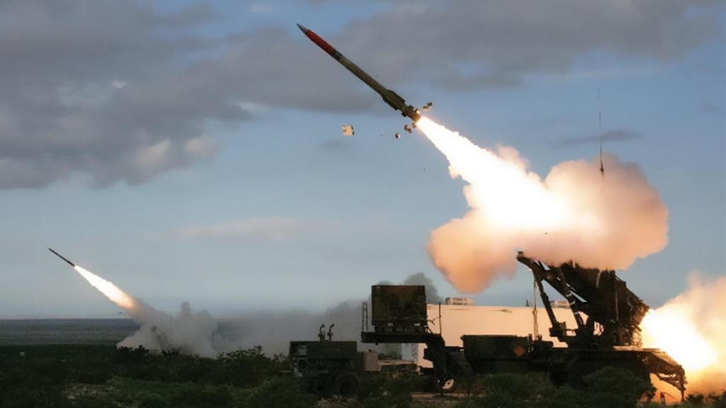 Lanzamiento de dos misiles interceptores desde baterías Patriot