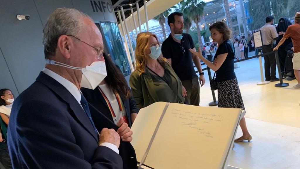 Francisco de la Torre, en el momento en que firma en libro del pabellón de Alemania en la Expo de Dubái.