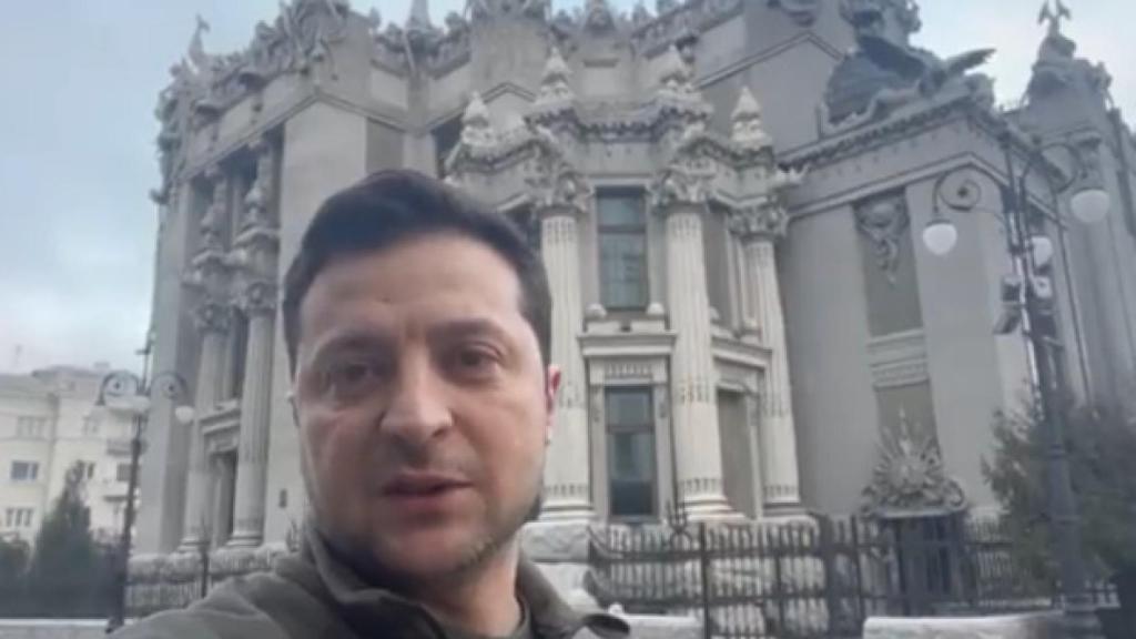 El presidente ucraniano arenga en un vídeo a su pueblo a luchar con la Ópera de Kiev al fondo.