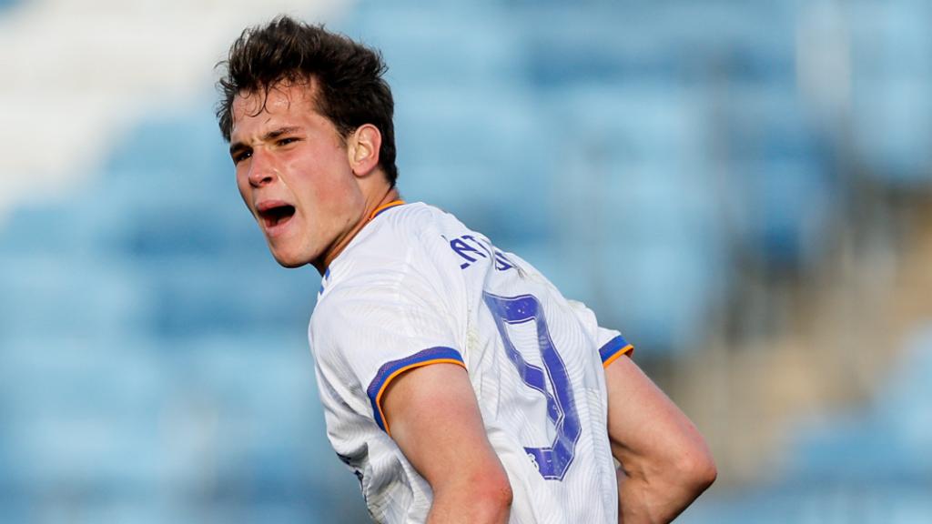 Juanmi Latasa celebra un gol.