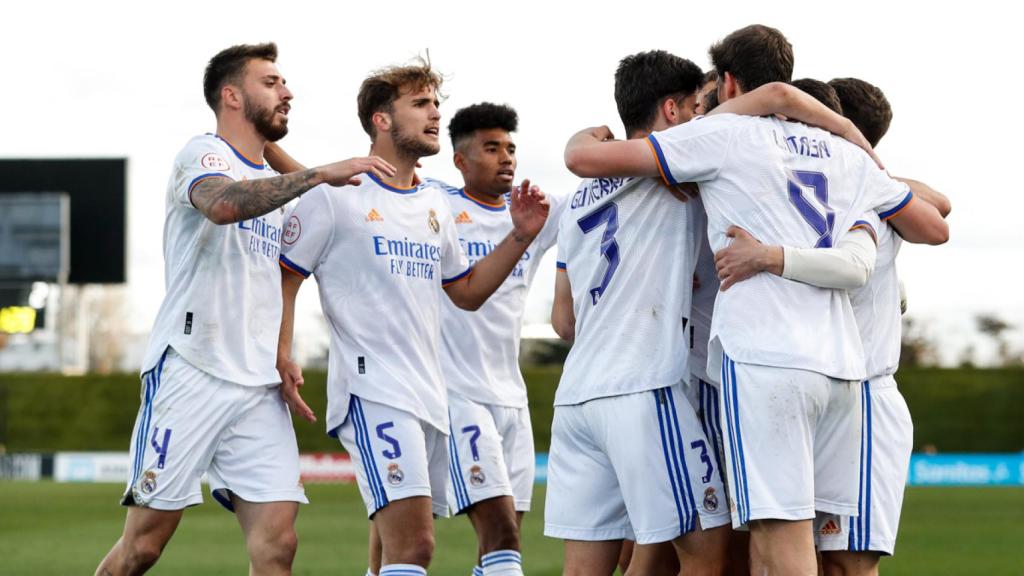 Los jugadores del Real Madrid Castilla celebran un gol.