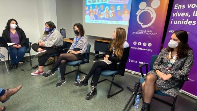Participantes de la mesa redonda organizada por el Consell de la Joventut d'Alacant.