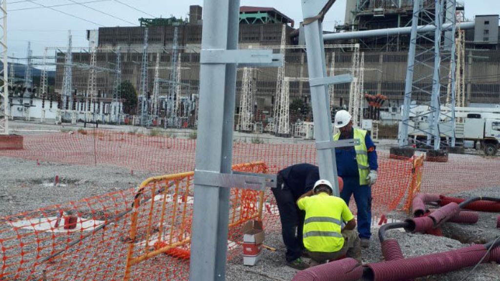 Operarios de Endesa trabajando en Compostilla II.