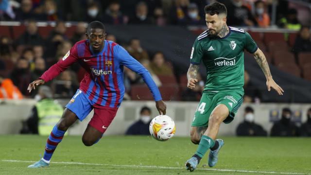 Ousmane Dembélé intenta robarle un balón en defensa a Rubén García