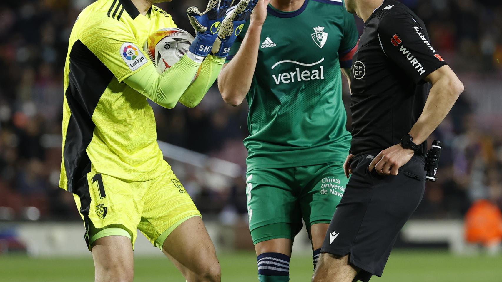 Sergio Herrera protesta airadamente la acción del penalti sobre Gavi