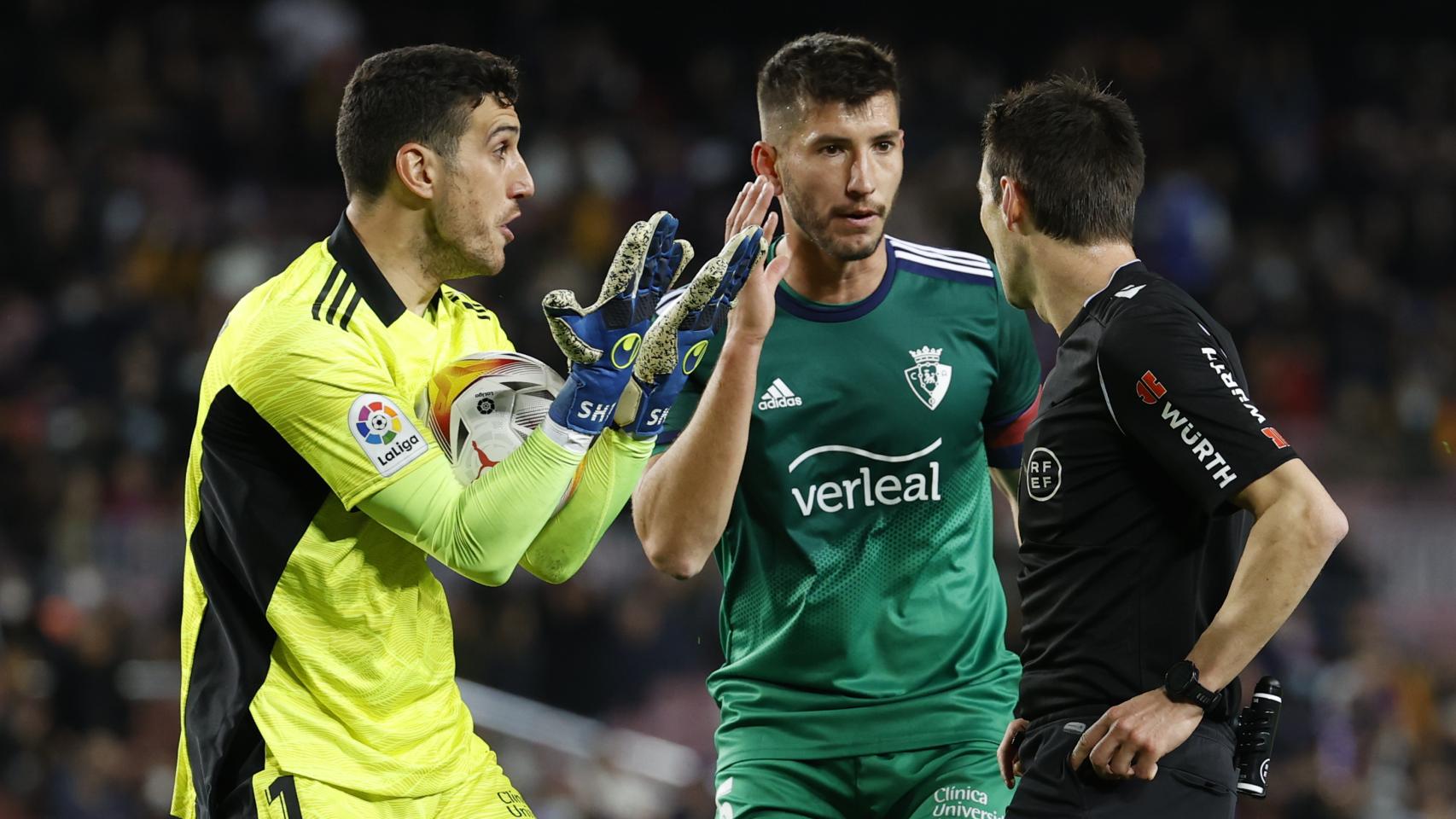 Sergio Herrera protesta airadamente la acción del penalti sobre Gavi