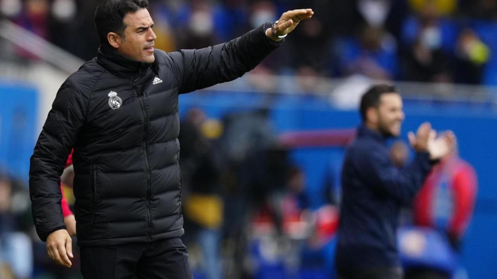 Alberto Toril, durante El Clásico con Jonatan Giráldez al fondo