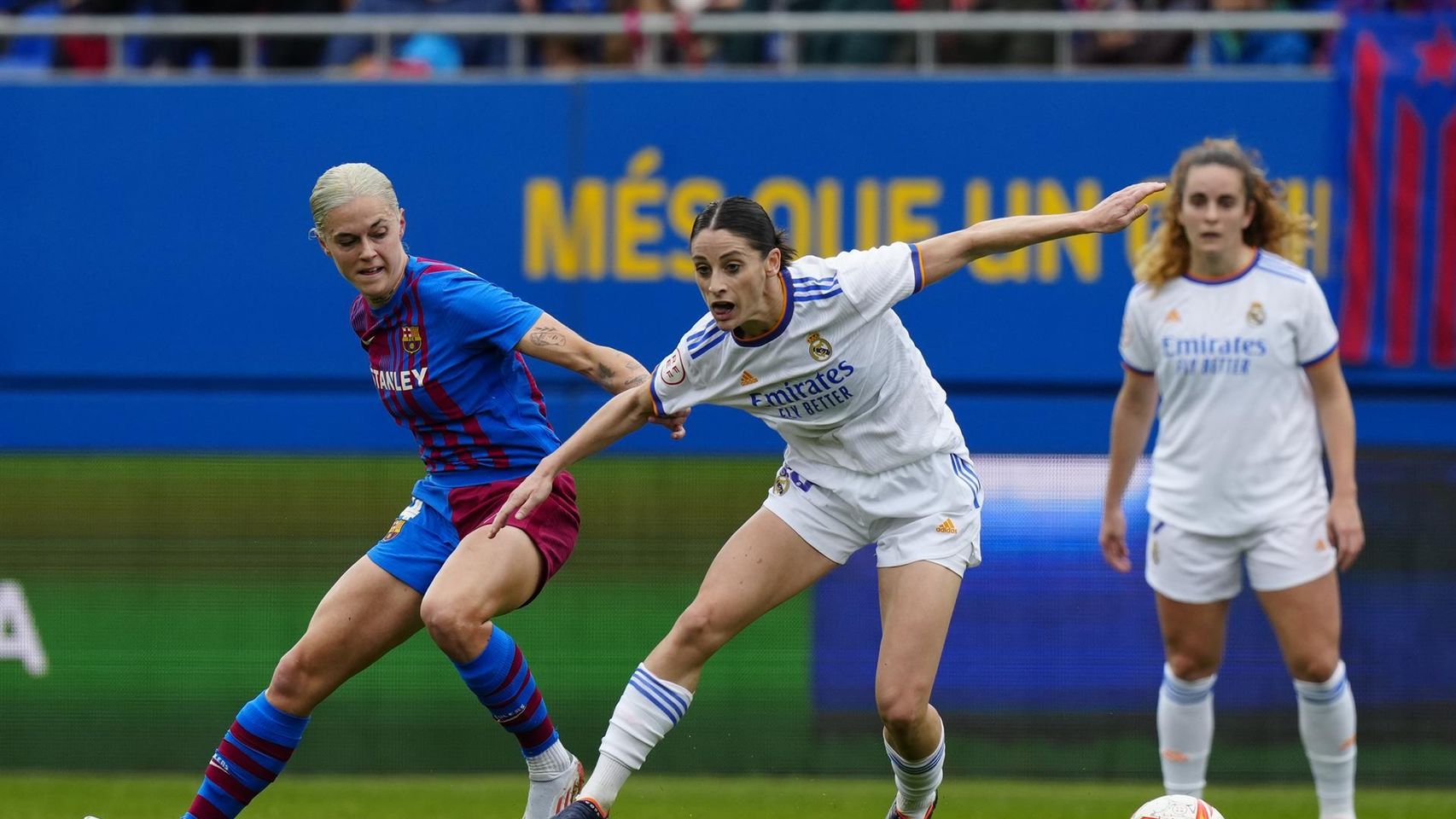 Esther González, en acción con Mapi León en El Clásico del fútbol femenino