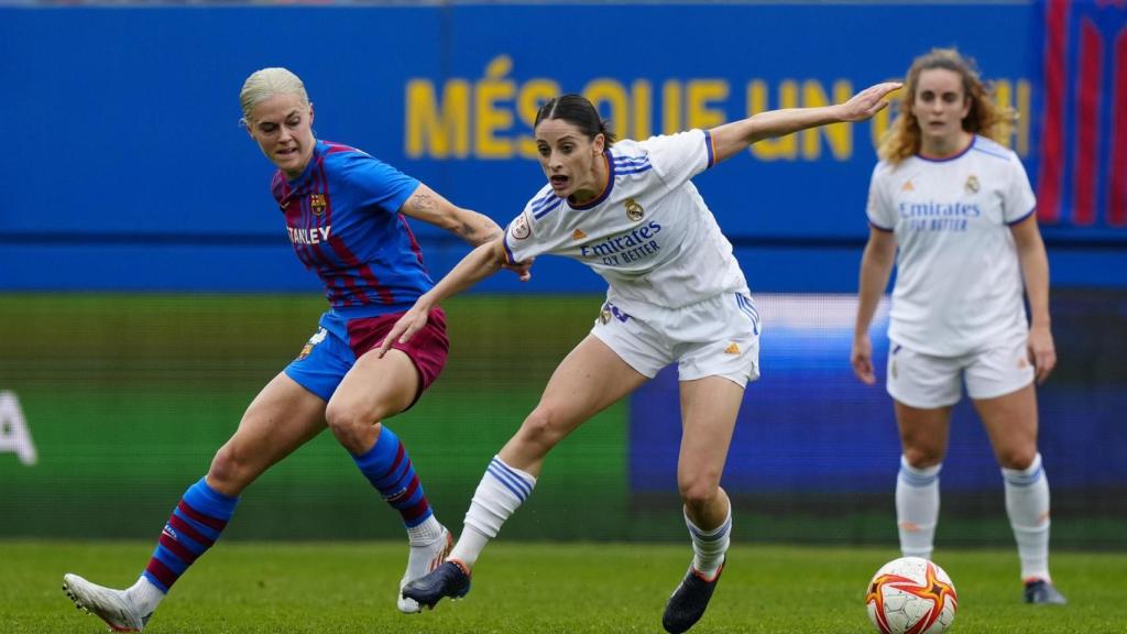 Esther González, en acción con Mapi León en El Clásico del fútbol femenino