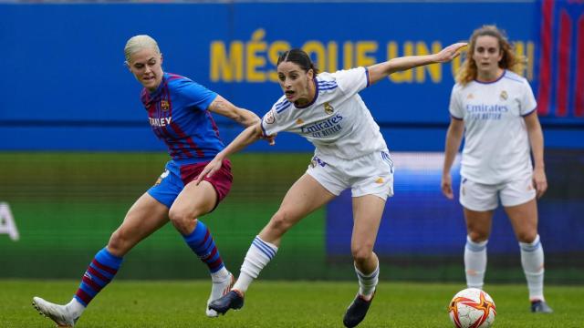 Esther González, en acción con Mapi León en El Clásico del fútbol femenino