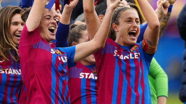 Alexia Putellas y Marta Torrejón levantan el título de campeón de la Primera Iberdrola 2021/2022