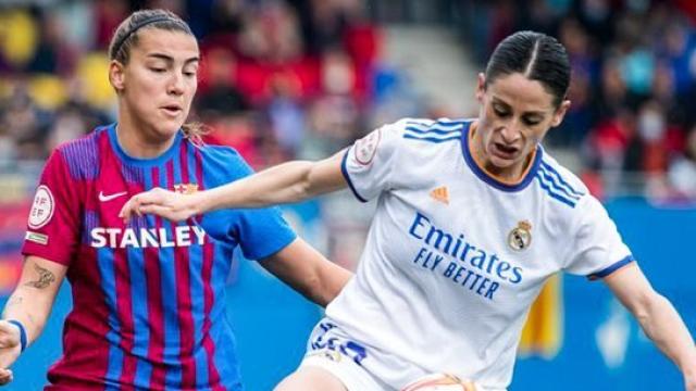 Patri Guijarro y Esther González, luchando por el balón en El Clásico del fútbol femenino