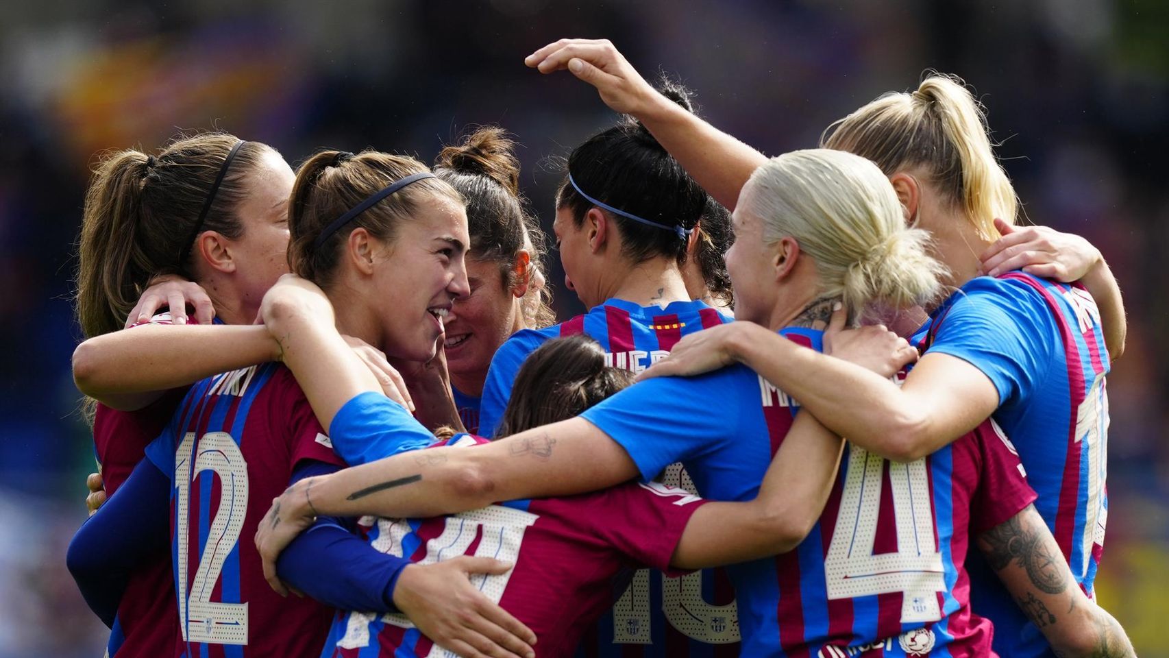 Piña de las jugadoras del Barcelona Femenino para celebrar un gol en la temporada 2021/2022