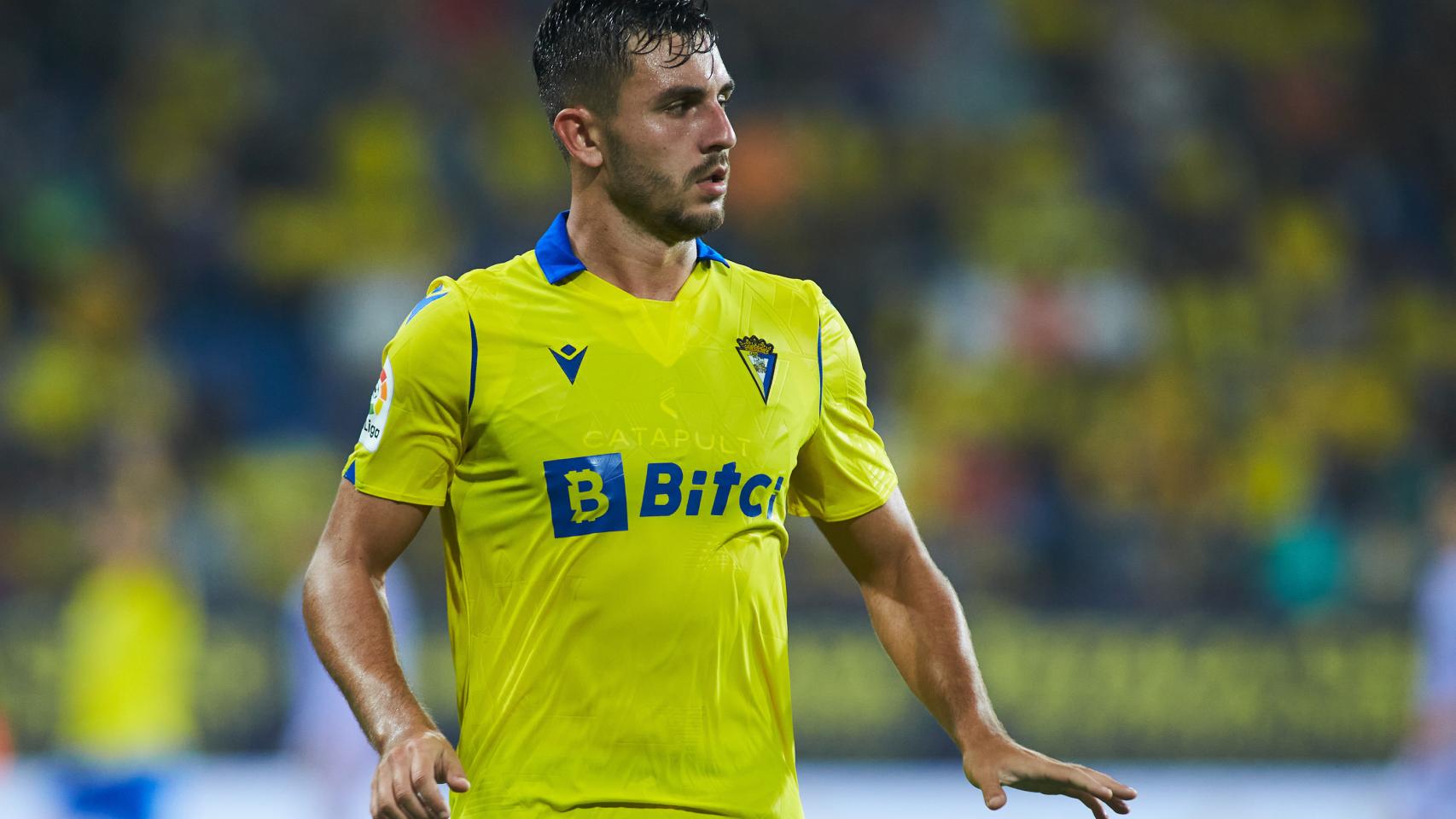 Víctor Chust, durante un partido con el Cádiz CF.