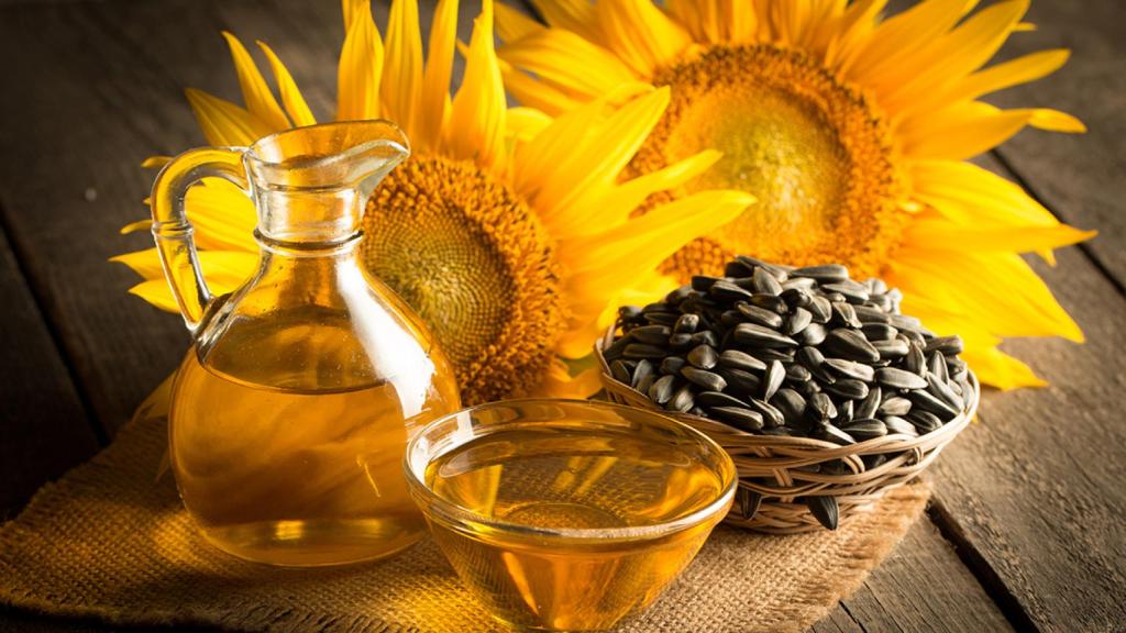 Las flores del girasol, las pipas y el aceite que se extrae de ellas, en una imagen de archivo.