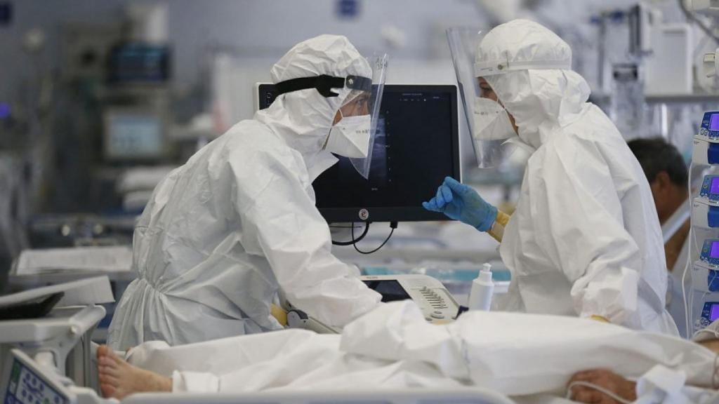 Imagen de archivo de sanitarios durante la pandemia de coronavirus.