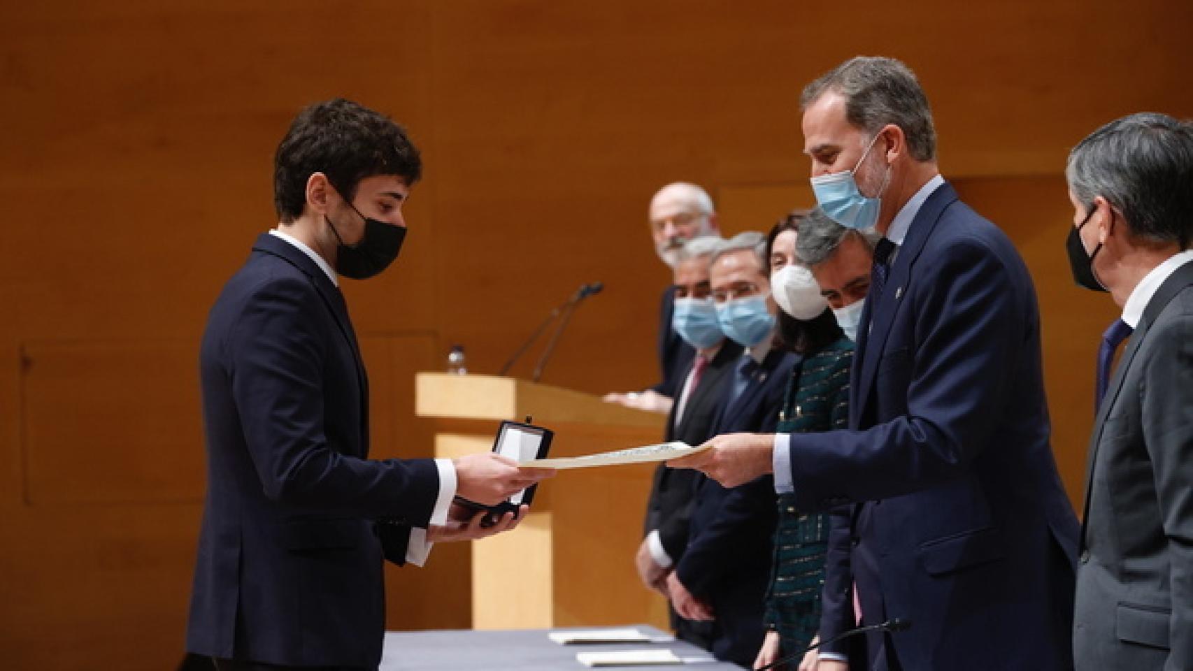 El Rey entrega el despacho al número uno de la LXX promoción, David Fernández Torregrosa./