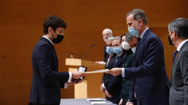 El Rey entrega el despacho al número uno de la LXX promoción, David Fernández Torregrosa./