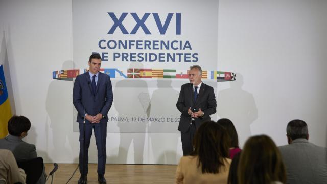 El presidente del Gobierno, Pedro Sánchez, y el presidente de Canarias, Ángel Víctor Torres.